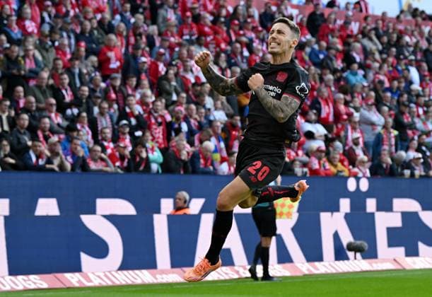 18 10 2025, xjrdrx, Fussball 1 Bundesliga, FSV Mainz 05 Bayer 04 Leverkusen v l Alejandro Grimaldo Bayer Leverkusen celebrate the goal, Der Torjubel zum 0 1 DFL DFB REGULATIONS PROHIBIT ANY USE OF PHOTOGRAPHS as IMAGE SEQUENCES and or QUASI VIDEO Mainz