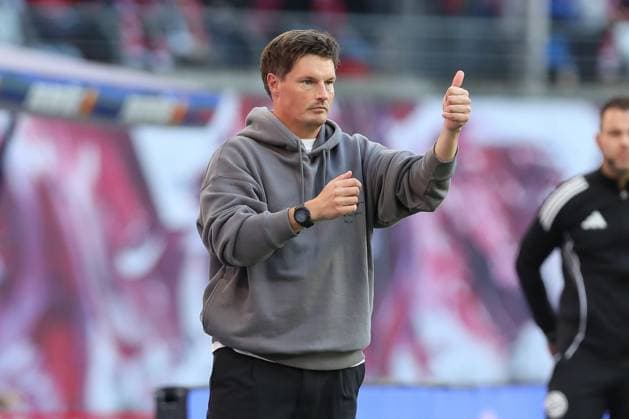 18 10 2025, xtgx, Fussball 1 Bundesliga, RB Leipzig Hamburger SV emspor, v l Merlin Polzin HSV, Trainer Daumen hoch gibt Anweisungen, gestikuliert mit den Armen, gesticulate, gives instructions DFL DFB REGULATIONS PROHIBIT ANY USE OF PHOTOGRAPHS as IMAGE SEQUENCES and or QUASI VIDEO Leipzig