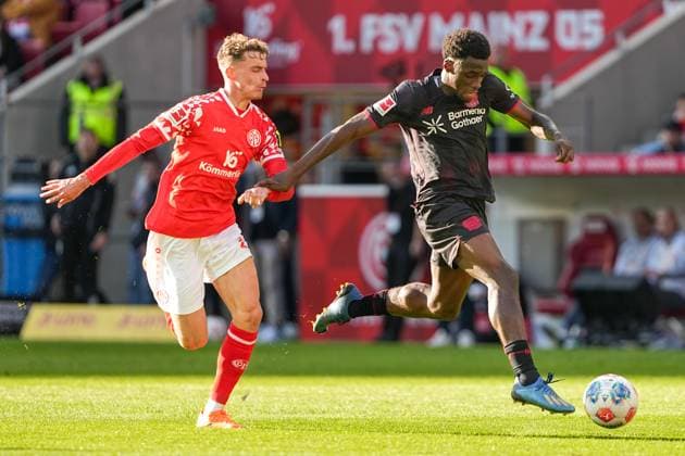 Soccer Bundesliga, Matchday 7, 1 FSV Mainz 05 Bayer 04 Leverkusen on 18 10 2025 in Mainz MEWA ARENA , Germany, Season 2025 2026 DFL REGULATIONS PROHIBIT ANY USE OF PHOTOGRAPHS AS IMAGE SEQUENCES AND OR QUASI VIDEO Ernest Poku 19, LEV in duel with Nikolas Konrad Veratschnig 22, FSV Mainz MEWA ARENA Germany Copyright: xChristophxKinzingerx