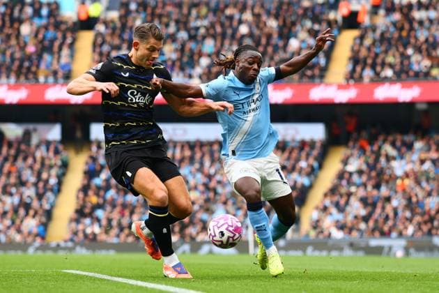 James Tarkowski of Everton and Jeremy Doku of Manchester City Manchester City v Everton, Premier League, Football, Etihad Stadium, Manchester, UK - 18 Oct 2025Manchester Etihad Stadium United Kingdom EDITORIAL USE ONLY No use with unauthorised audio, video, data, fixture lists, club league logos or live services. Online in-match use limited to 120 images, no video emulation. No use in betting, games or single club league player publications.  Copyright: xPaulxCurrie Shutterstockx 15544977ag