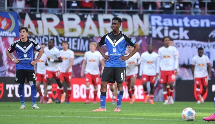William Mikelbrencis, Albert Sambi Lokonga disappointed after 1 0, behind them jubilant Leipzig disappointment Sport Football Soccer DFL Bundesliga Men 7 Matchday Season 2025 2026 18 10 2025 Rasen Ballsport RB Leipzig RBL vs Hamburger SV HSV at RedBull Arena DFL regulations prohibit any use of photographs as image sequences and or quasi video