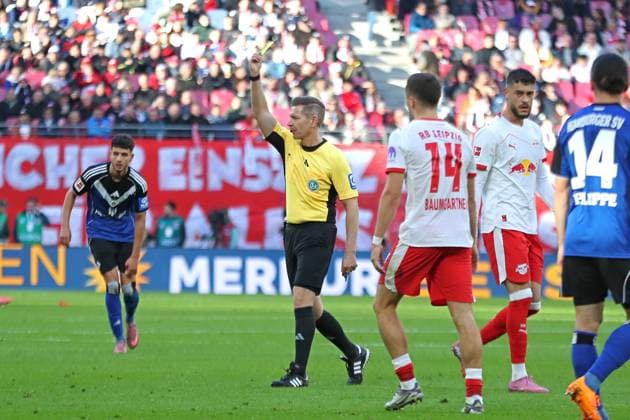 RB Leipzig vs Hamburger SV, 18 10 2025 LEIPZIG, GERMANY OCTOBER 18 Referee Referee Tobias Welz with Yellow Card during the Bundesliga match between RB Leipzig vs Hamburger SV at Red Bull Arena on matchday 7 of the 1 Bundesliga on October 18, 2025 in Leipzig, Germany DFL REGULATIONS PROHIBIT ANY USE OF PHOTOGRAPHS AS IMAGE SEQUENCES AND OR QUASI VIDEO Copyright: xBEAUTIFULxSPORTS JanxKaeferx