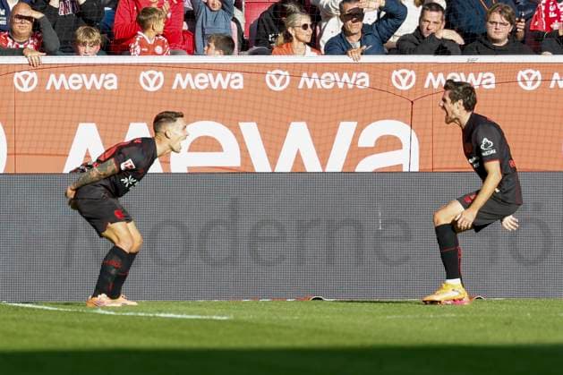 v l Torschuetze,Alejandro Grimaldo Bayer 04 Leverkusen, 20 and Jonas Hofmann Bayer 04 Leverkusen, 7 , cheering after the goal to 1 3, jubilant, cheering, cheering, cheering, emotions, 18 10 2025, Football, Bundesliga, 1 FSV Mainz 05 Bayer 04 Leverkusen, GER, Mainz, MEWA ARENA, DFL REGULATES PROHIBIT ANY USE OF PHOTOGRAPHS AS IMAGE SEQUENCES AND OR QUASI VIDEO Copyright: HMBxMedia xHeikoxBecker