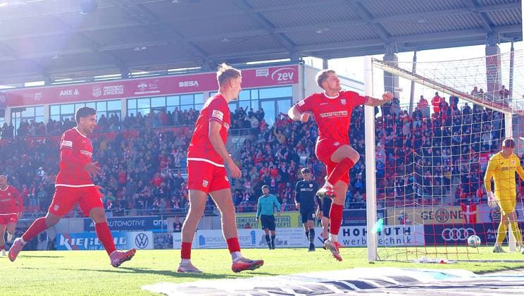 In celebratory pose after the 1 0 goal scorer Daniel Haubner Zwickau , right goalkeeper Jakub Jakubov Greifswald Football Regionalliga Nordost 2025 26 FSV Zwickau Greifswalder FC on 18 10 2025 FSV Zwickau Greifswalder FC