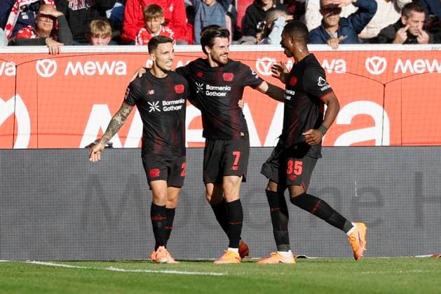 f l Goalscorers,Alejandro Grimaldo Bayer 04 Leverkusen, 20 , Jonas Hofmann Bayer 04 Leverkusen, 7 and Christian Kofane Bayer 04 Leverkusen, 35 , cheering after the goal for 1 3, cheering, cheering, cheering, cheering, emotions, 18 10 2025, Football, Bundesliga, 1 FSV Mainz 05 Bayer 04 Leverkusen, GER, Mainz, MEWA ARENA, DFL REGULATES PROHIBIT ANY USE OF PHOTOGRAPHS AS IMAGE SEQUENCES AND OR QUASI VIDEO Copyright: HMBxMedia xHeikoxBecker