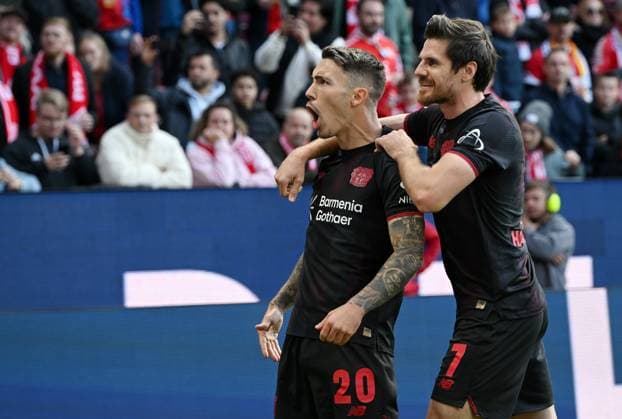18 10 2025, xjrdrx, Fussball 1 Bundesliga, FSV Mainz 05 Bayer 04 Leverkusen v l Alejandro Grimaldo Bayer Leverkusen celebrate the goal, Der Torjubel zum 0 1, Jonas Hofmann Bayer Leverkusen DFL DFB REGULATIONS PROHIBIT ANY USE OF PHOTOGRAPHS as IMAGE SEQUENCES and or QUASI VIDEO Mainz