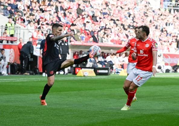 18 10 2025, xsltx, Soccer 1 Bundesliga, FSV Mainz 05 Bayer 04 Leverkusen v l Alejandro Grimaldo Bayer 04 Leverkusen , Benedict Hollerbach 1 FSV Mainz 05 DFL DFB REGULATIONS PROHIBIT ANY USE OF PHOTOGRAPHS as IMAGE SEQUENCES and or QUASI VIDEO