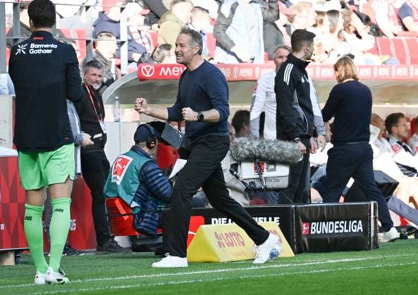 18 10 2025, xsltx, Soccer 1 Bundesliga, FSV Mainz 05 Bayer 04 Leverkusen v l Kasper Hjulmand coach Bayer 04 Leverkusen celebrates the 2 0 for his team, in the background Bo Henriksen head coach 1 FSV Mainz 05 turns away disappointed DFL DFB REGULATIONS PROHIBIT ANY USE OF PHOTOGRAPHS as IMAGE SEQUENCES and or QUASI VIDEO