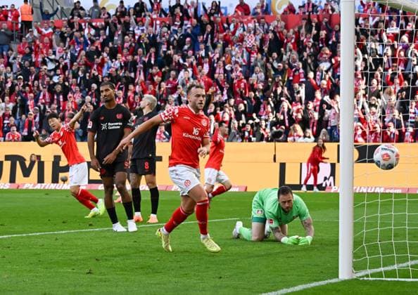 18 10 2025, xsltx, Fussball 1 Bundesliga, FSV Mainz 05 Bayer 04 Leverkusen v l Jae Sung Lee 1 FSV Mainz 05 scores to give Mainz a 1-2 lead, Mark Flekken Bayer 04 Leverkusen loses DFL DFB REGULATIONS PROHIBIT ANY USE OF PHOTOGRAPHS as IMAGE SEQUENCES and or QUASI VIDEO