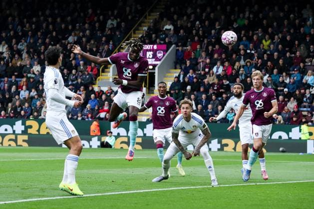 Premier League Burnley v Leeds United Lesley Ugochukwu of Burnley headers the ball into the net to make it 1-0 during the Premier League match Burnley vs Leeds United at Turf Moor, Burnley, United Kingdom, 18th October 2025 (Photo by Jorge Horsted News Images) Burnley Turf Moor Lancashire United Kingdom Copyright: xJorgexHorsted NewsxImagesx
