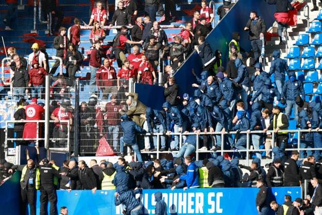 18 10 2025, xhettx, Soccer 2 Bundesliga, Karlsruher SC 1 FC Kaiserslautern v l unsightly scenes after the match The fans attack each other DFL DFB REGULATIONS PROHIBIT ANY USE OF PHOTOGRAPHS as IMAGE SEQUENCES and or QUASI VIDEO Karlsruhe