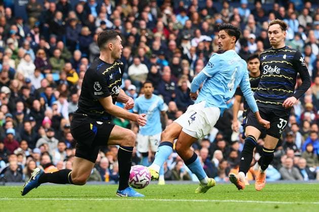 Tijjani Reijnders of Manchester City has his shot blocked by Michael Keane of Everton Manchester City v Everton, Premier League, Football, Etihad Stadium, Manchester, UK - 18 Oct 2025Manchester Etihad Stadium United Kingdom EDITORIAL USE ONLY No use with unauthorised audio, video, data, fixture lists, club league logos or live services. Online in-match use limited to 120 images, no video emulation. No use in betting, games or single club league player publications.  Copyright: xPaulxCurrie Shutterstockx 15544977ak