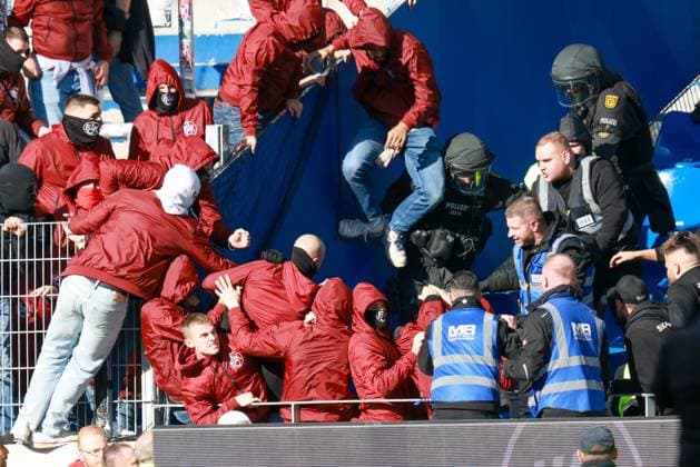 18 10 2025, xhettx, Soccer 2 Bundesliga, Karlsruher SC 1 FC Kaiserslautern v l unsightly scenes after the match The fans attack each other DFL DFB REGULATIONS PROHIBIT ANY USE OF PHOTOGRAPHS as IMAGE SEQUENCES and or QUASI VIDEO Karlsruhe