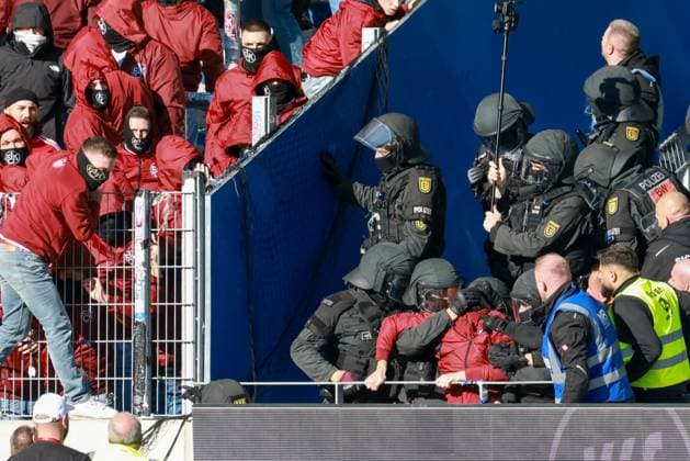 18 10 2025, xhettx, Soccer 2 Bundesliga, Karlsruher SC 1 FC Kaiserslautern v l DFL DFB REGULATIONS PROHIBIT ANY USE OF PHOTOGRAPHS as IMAGE SEQUENCES and or QUASI VIDEO Karlsruhe