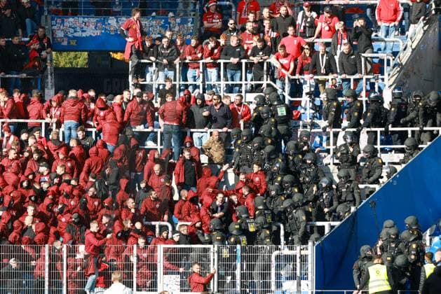 18 10 2025, xhettx, Soccer 2 Bundesliga, Karlsruher SC 1 FC Kaiserslautern v l DFL DFB REGULATIONS PROHIBIT ANY USE OF PHOTOGRAPHS as IMAGE SEQUENCES and or QUASI VIDEO Karlsruhe