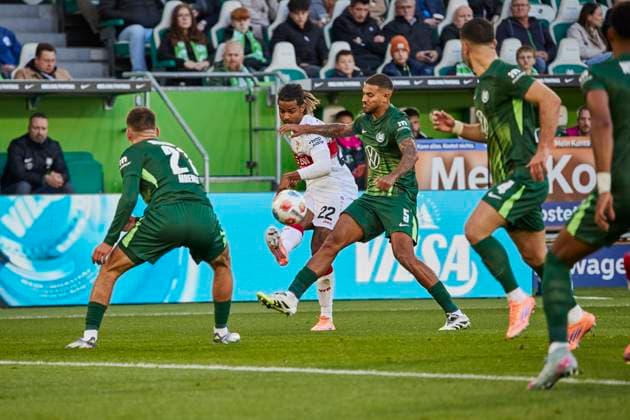 Lorenz Assignon VfB Stuttgart 22 Vinicius Souza VfL Wolfsburg 5 VfL Wolfsburg vs VfB Stuttgart, Soccer Bundesliga, BL, Buli, Season 2025 2026 18 10 2025 Press photo Jan Frederic Helbig VfL Wolfsburg vs VfB Stuttgart, Soccer Bundesliga, BL, Buli, Volkswagen Arena, 1 Bundesliga, Season 2025 2026, 18 10 2025 Wolfsburg Copyright: xEibner-Pressefoto Jan-FredericxHelbigx EP_JHG