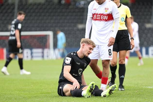 18 10 2025, Soccer, Men, 11 Matchday Third League Season 2025 2026 VfB Stuttgart II FC Schweinfurt 05 Jakob Tranziska FC Schweinfurt 05, 17 stunned on the ground, single photo