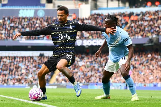 Iliman Ndiaye of Everton and Jeremy Doku of Manchester City Manchester City v Everton, Premier League, Football, Etihad Stadium, Manchester, UK - 18 Oct 2025Manchester Etihad Stadium United Kingdom EDITORIAL USE ONLY No use with unauthorised audio, video, data, fixture lists, club league logos or live services. Online in-match use limited to 120 images, no video emulation. No use in betting, games or single club league player publications.  Copyright: xPaulxCurrie Shutterstockx 15544977al