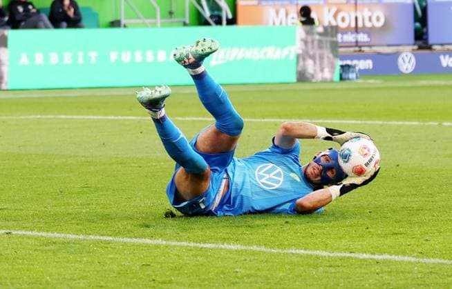18 10 2025, Germany, Wolfsburg, Soccer Bundesliga, Season 2025 2026, VfL Wolfsburg vs VfB Stuttgart, Kamil Grabara VfL