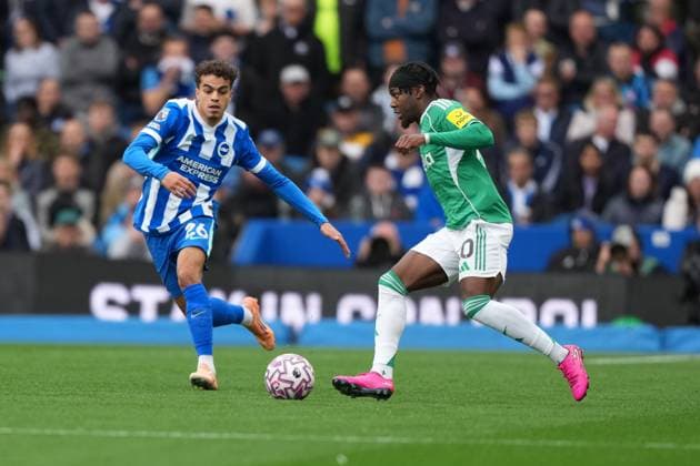 Anthony Elanga of Newcastle United takes on Yasin Ayari of Brighton & Hove Albion. Brighton and Hove Albion v Newcastle United, Premier League, Football, American Express Community Stadium, Brighton, UK - 18 Oct 2025Brighton American Express Community Stadi United Kingdom EDITORIAL USE ONLY No use with unauthorised audio, video, data, fixture lists, club league logos or live services. Online in-match use limited to 120 images, no video emulation. No use in betting, games or single club league player publications.  Copyright: xSeanxRyan Shutterstockx 15544971r