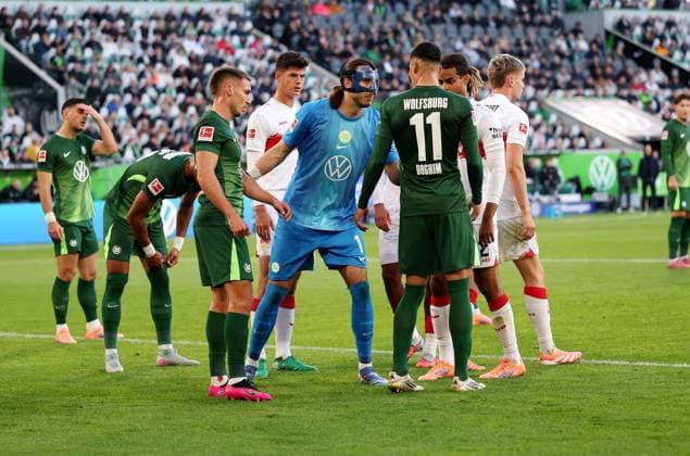 18 10 2025, Germany, Wolfsburg, Soccer Bundesliga, Season 2025 2026, VfL Wolfsburg vs VfB Stuttgart, Kamil Grabara VfL
