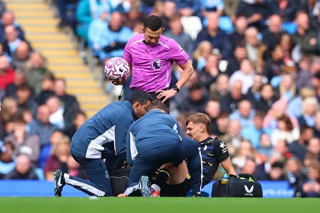 Manchester City v Everton, Premier League Kiernan Dewsbury-Hall of Everton is checked on by Everton medical staff during the Manchester City v Everton Premier League match at the Etihad Stadium, Manchester, England on 18 October 2025 Credit: Ryan Crockett Every Second Media Editorial use only. All images are copyright Every Second Media Limited. No images may be reproduced without prior permission. All rights reserved. Premier League and Football League images are subject to licensing agreements with Football DataCo Limited. see https: www.football-dataco.com Copyright: xIMAGO EveryxSecondxMediax ESM-1625-0032 RyanxCrockettx xEveryxSecondxMediax