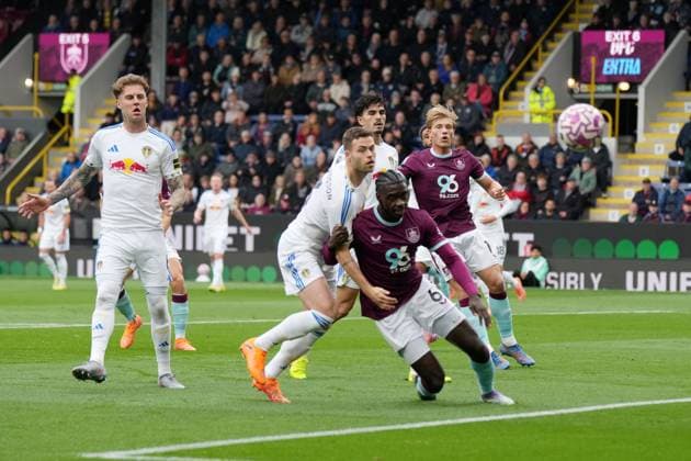 Burnley v Leeds United, Burnley, UK - 18 Oct 2025 Axel Tuanzebe of Burnley FC during the Premier League match between Burnley and Leeds United at Turf Moor, Burnley on 18 October 2025 ( Burnley Turf Moor Burnley England Copyright: xHarryxCornish PPAUKx PPA-223828