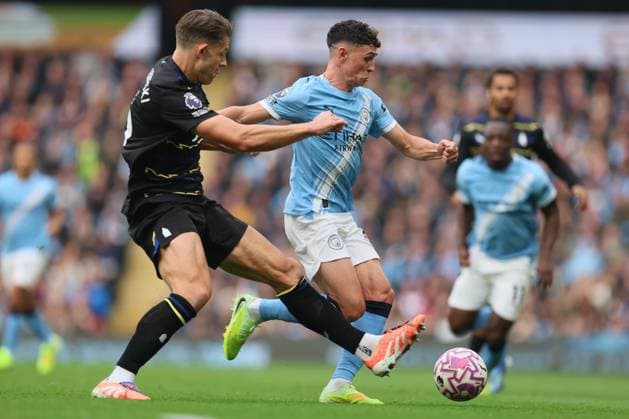 James Tarkowski of Everton and Phil Foden of Manchester City Manchester City v Everton, Premier League, Football, Etihad Stadium, Manchester, UK - 18 Oct 2025Manchester Etihad Stadium United Kingdom EDITORIAL USE ONLY No use with unauthorised audio, video, data, fixture lists, club league logos or live services. Online in-match use limited to 120 images, no video emulation. No use in betting, games or single club league player publications.  Copyright: xPaulxCurrie Shutterstockx 15544977an