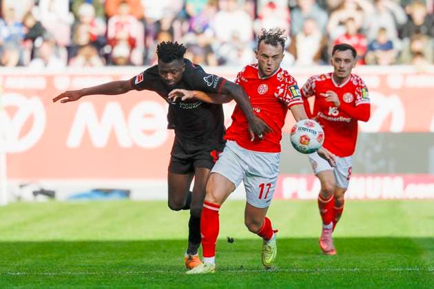f l Edmond Tapsoba Bayer 04 Leverkusen, 12 and Benedict Hollerbach 1 FSV Mainz 05, 17 in duel, 18 10 2025, Football, Bundesliga, 1 FSV Mainz 05 Bayer 04 Leverkusen, GER, Mainz, MEWA ARENA, DFL REGULATIONS PROHIBIT ANY USE OF PHOTOGRAPHS AS IMAGE SEQUENCES AND OR QUASI VIDEO Copyright: HMBxMedia xHeikoxBecker
