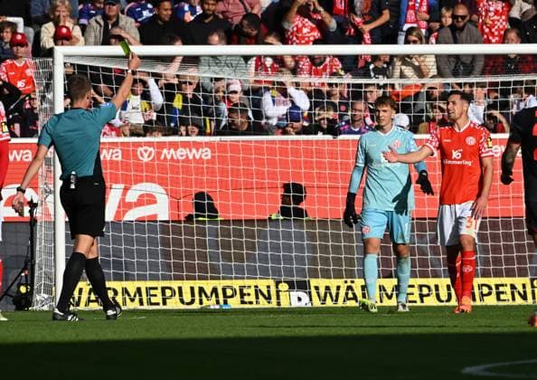 18 10 2025, xsltx, Soccer 1 Bundesliga, FSV Mainz 05 Bayer 04 Leverkusen v l Dr Florian Exner Referee shows Dominik Kohr 1 FSV Mainz 05 re the yellow card DFL DFB REGULATIONS PROHIBIT ANY USE OF PHOTOGRAPHS as IMAGE SEQUENCES and or QUASI VIDEO