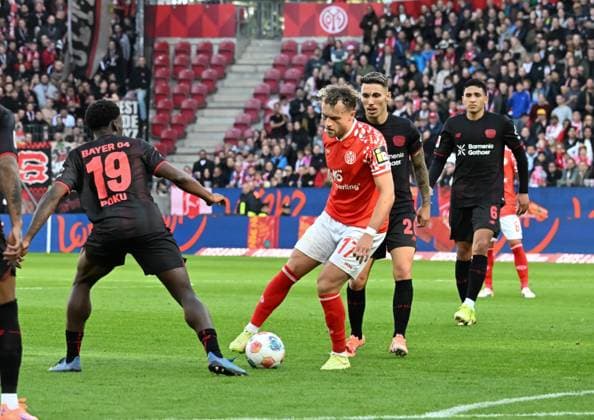 18 10 2025, xsltx, Soccer 1 Bundesliga, FSV Mainz 05 Bayer 04 Leverkusen v l Leverkusener Übermacht Ernest Poku Bayer 04 Leverkusen , Benedict Hollerbach 1 FSV Mainz 05 , Alejandro Grimaldo Bayer 04 Leverkusen , Ezequiel Fernandez Bayer 04 Leverkusen DFL DFB REGULATIONS PROHIBIT ANY USE OF PHOTOGRAPHS AS IMAGE SEQUENCES AND OR QUASI VIDEO