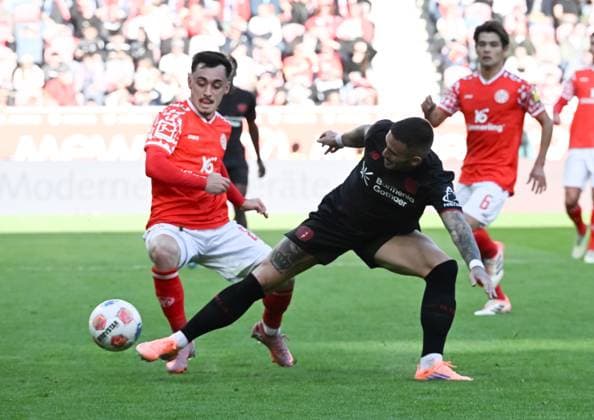 18 10 2025, xsltx, Soccer 1 Bundesliga, FSV Mainz 05 Bayer 04 Leverkusen v l Paul Nebel 1 FSV Mainz 05 , Alex Garcia Bayer 04 Leverkusen DFL DFB REGULATIONS PROHIBIT ANY USE OF PHOTOGRAPHS as IMAGE SEQUENCES and or QUASI VIDEO