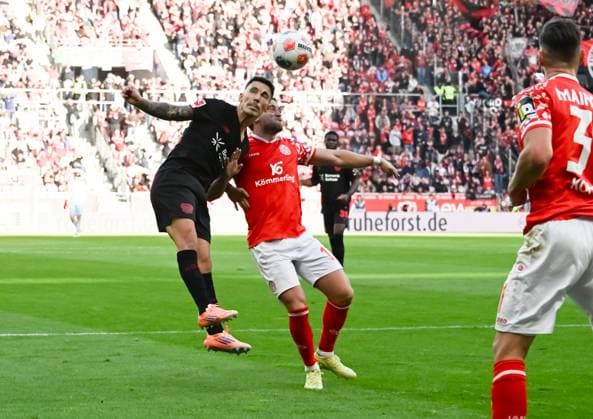 18 10 2025, xsltx, Soccer 1 Bundesliga, FSV Mainz 05 Bayer 04 Leverkusen v l Alejandro Grimaldo Bayer 04 Leverkusen and Benedict Hollerbach 1 FSV Mainz 05 in header duel DFL DFB REGULATIONS PROHIBIT ANY USE OF PHOTOGRAPHS as IMAGE SEQUENCES and or QUASI VIDEO