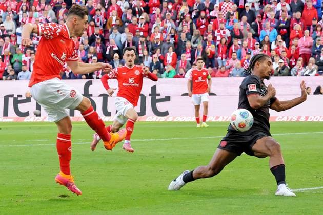 Mainz, Germany October 18, 2025 1 BL 2025 2026 FSV Mainz 05 vs Bayer 04 Leverkusen In the picture from left Dominik Kohr Mainz comes against Loic Bade Leverkusen to the goal chance DFL regulations prohibit any use of photographs as image sequences and or quasi video Mewa Arena Rheinland Pfalz Copyright: xFotostandx xRacochax