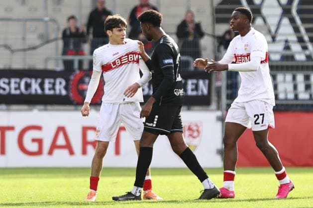 18 10 2025, Football, Men, 11 Matchday Third League Season 2025 2026 VfB Stuttgart II FC Schweinfurt 05 From left Efe Korkut VfB Stuttgart II, 11 is tackled and grabbed by Uche Obiogumu FC Schweinfurt 05, 27, Emotions Single photo
