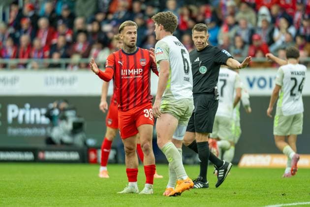 Niklas Dorsch FC Heidenheim, 30 , Jens Stage SV Werder Bremen, 06 , GER, 1 FC Heidenheim vs Werder Bremen, Football, Bundesliga, Matchday 7, Season 2025 2026, 18 10 2025, DFL DFB REGULATIONS PROHIBIT ANY USE OF PHOTOGRAPHS AS IMAGE SEQUENCES AND OR QUASI VIDEO, GER, 1 FC Heidenheim vs Werder Bremen, Football, Bundesliga, Matchday 7, Season 2025 2026, 18 10 2025 Heidenheim Copyright: xEibner-Pressefotox EP_EER