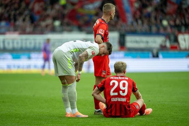 Marco Friedl SV Werder Bremen, 32 , Mikkel Kaufmann FC Heidenheim, 29 must be substituted due to injury, GER, 1 FC Heidenheim vs Werder Bremen, Football, Bundesliga, Matchday 7, Season 2025 2026, 18 10 2025, DFL DFB REGULATES PROHIBIT ANY USE OF PHOTOGRAPHS AS IMAGE SEQUENCES AND OR QUASI VIDEO, GER, 1 FC Heidenheim vs Werder Bremen, Football, Bundesliga, Matchday 7, Season 2025 2026, 18 10 2025 Heidenheim Copyright: xEibner-Pressefotox EP_EER