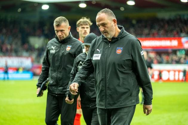 Bernhard Raab FC Heidenheim, Co Coach , Frank Schmidt FC Heidenheim, Head Coach , GER, 1 FC Heidenheim vs Werder Bremen, Football, Bundesliga, Matchday 7, Season 2025 2026, 18 10 2025, DFL DFB REGULATIONS PROHIBIT ANY USE OF PHOTOGRAPHS AS IMAGE SEQUENCES AND OR QUASI VIDEO, GER, 1 FC Heidenheim vs Werder Bremen, Football, Bundesliga, Matchday 7, Season 2025 2026, 18 10 2025 Heidenheim Copyright: xEibner-Pressefotox EP_EER