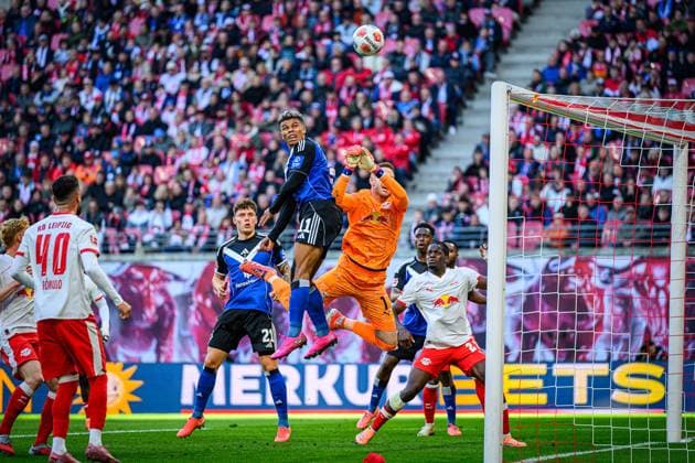Soccer I Men I Season 2025 2026 I Bundesliga I 7 Matchday I RB Leipzig Hamburger SV I 18 10 2025 Ransford Yeboah Königsdörffer 11, Hamburger SV , Peter Gulacsi 1, RB Leipzig Leipzig Red Bull Arena Saxony Germany Copyright: xLobecax xHenningxRohlfsx