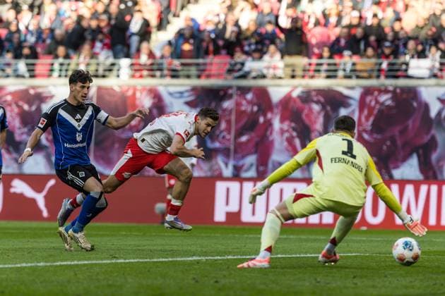 GER, Bundesliga, RB Leipzig Hamburger SV 18 10 2025, Red Bull Arena, Leipzig, GER, Bundesliga, RB Leipzig Hamburger SV Christoph Baumgartner RB Leipzig 14 , Daniel Heuer Fernandes Hamburger SV 1 Â nordphotoxGmbHxx xAlexanderxTrienitz nph00051