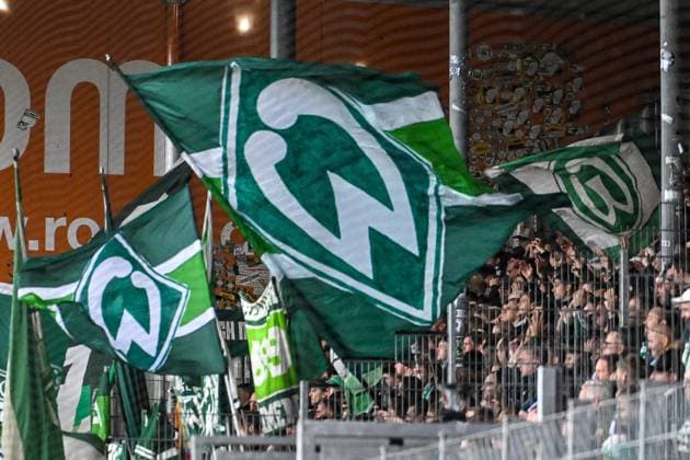 GER, 1 FBL, 1 FC Heidenheim vs SV Werder Bremen 18 10 2025, Voith Arena, Heidenheim, GER, 1 FBL, 1 FC Heidenheim vs SV Werder Bremen, in the picture fans from Bremen cheer on their team, fan block, flags nordphotoxGmbHx xHafner nph00200