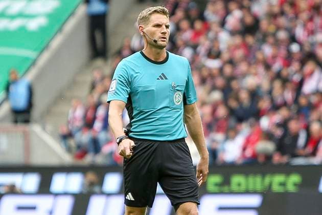 Cologne, Germany, 18 10 25 Referee Timo Gerach looks on during the Bundesliga 1 match between 1 FC Köln and FC Augsburg at RheinEnergieStadion Cologne RheinEnergieStadion North Rhine Westphalia Germany Copyright: xBrauer-Fotoagenturx xAdrianxSchlx