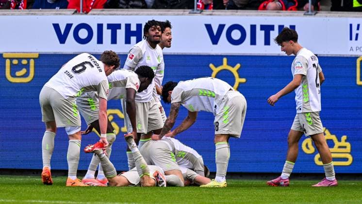 GER, 1 FBL, 1 FC Heidenheim vs SV Werder Bremen 18 10 2025, Voith Arena, Heidenheim, GER, 1 FBL, 1 FC Heidenheim vs SV Werder Bremen, pictured Bremen celebrating after scoring to make it 0 1 nordphotoxGmbHx xHafner nph00200