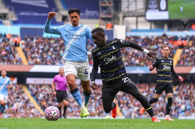 Manchester City v Everton, Premier League Idrissa Gueye of Everton defends possession during the Manchester City v Everton Premier League match at the Etihad Stadium, Manchester, England on 18 October 2025 Credit: Ryan Crockett Every Second Media Editorial use only. All images are copyright Every Second Media Limited. No images may be reproduced without prior permission. All rights reserved. Premier League and Football League images are subject to licensing agreements with Football DataCo Limited. see https: www.football-dataco.com Copyright: xIMAGO EveryxSecondxMediax ESM-1625-0040 RyanxCrockettx xEveryxSecondxMediax