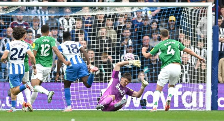 Danny Welbeck of Brighton scores the first goal past Nick Pope of Newcastle during the Premier League match between Brighton and Hove Albion and Newcastle United at the American Express Stadium , Brighton , UK - 18th October 2025 Brighton & Hove Albion v Newcastle United Premier League Football, Amex Stadium, Sussex, United Kingdom - 18 Oct 2025Brighton Amex Stadium Sussex United Kingdom Editorial use only. No merchandising. For Football images FA and Premier League restrictions apply inc. no internet mobile usage without FAPL license - for details contact Football Dataco  Copyright: xSimonxDack Shutterstockx 15547704h