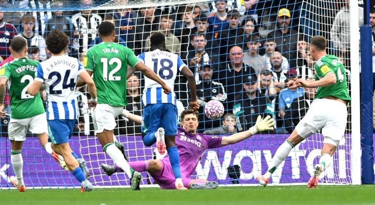 Danny Welbeck of Brighton scores the first goal past Nick Pope of Newcastle during the Premier League match between Brighton and Hove Albion and Newcastle United at the American Express Stadium , Brighton , UK - 18th October 2025 Brighton & Hove Albion v Newcastle United Premier League Football, Amex Stadium, Sussex, United Kingdom - 18 Oct 2025Brighton Amex Stadium Sussex United Kingdom Editorial use only. No merchandising. For Football images FA and Premier League restrictions apply inc. no internet mobile usage without FAPL license - for details contact Football Dataco  Copyright: xSimonxDack Shutterstockx 15547704i