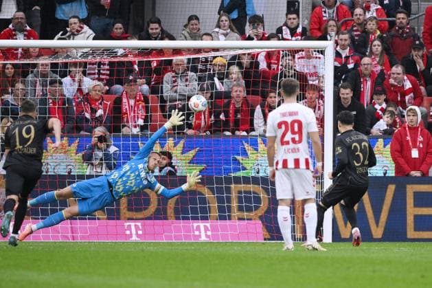 Fabian Rieder (FC Augsburg), re., verwandelt gegen Torwart Marvin Schwäbe (1.FC Koeln) den Foulelfmeter zum 0:1 18.10.2025, Fussball 1. Bundesliga, Saison 2025 2026, 7. Spieltag, 1. FC Köln - FC Augsburg DFL regulations prohibit any use of photographs as image sequences and or quasi-video Koeln RheinEnergieStadion Nordrhein Westfalen Deutschland Team2