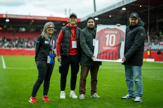 Award of the quality seal for the Heidenheim Fan Project, with Petra Saretz Board Member Organization and Licensing and Fabian Strauss, GER, 1 FC Heidenheim vs Werder Bremen, Football, Bundesliga, Matchday 7, Season 2025 2026, 18 10 2025, DFL DFB REGULATES PROHIBIT ANY USE OF PHOTOGRAPHS AS IMAGE SEQUENCES AND OR QUASI VIDEO, GER, 1 FC Heidenheim vs Werder Bremen, Football, Bundesliga, Matchday 7, Season 2025 2026, 18 10 2025 Heidenheim Copyright: xEibner-Pressefotox EP_EER
