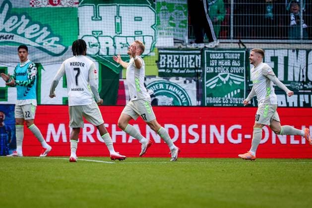 Marco Gruell 17 SV Werder Bremen celebrating after the 0 1, with Romano Schmid 20 SV Werder Bremen and Samuel Mbangula 7 SV Werder Bremen , 1 FC Heidenheim 1846 vs SV Werder Bremen, DFL, Bundesliga, Saison 2025 2026, Voith Arena, Hinrunde, 7 Spieltag, 18 10 2025 DFB regulations prohibit any use of photographs as image sequences and or quasi video Heidenheim Baden Wuerttemberg Germany Copyright: xkolbert-press MartinxAgüerax