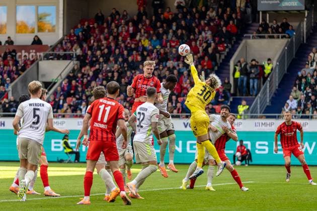 Goal-area scene chance Heidenheim Mio Backhaus SV Werder Bremen, 30 klaert in letzter Not nach Kopfball Mikkel Kaufmann FC Heidenheim, 29 , GER, 1 FC Heidenheim vs Werder Bremen, Fußball, Bundesliga, 07 Spieltag, Spielzeit 2025 2026, 18 10 2025, DFL DFB REGULATES PROHIBIT ANY USE OF PHOTOGRAPHS AS IMAGE SEQUENCES AND OR QUASI VIDEO, GER, 1 FC Heidenheim vs Werder Bremen, Football, Bundesliga, Matchday 07, Season 2025 2026, 18 10 2025 Heidenheim Copyright: xEibner-Pressefoto JanixPlessx EP_JPL
